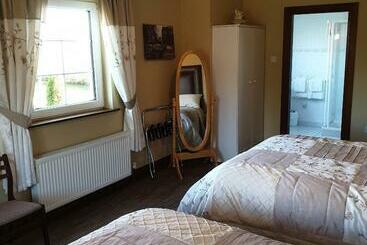 تختخواب و صبحانه Cloghan Lodge