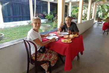 پانسیون Saranga Holiday Inn