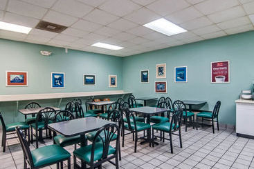 هتل Smart   Formerly Econo Lodge