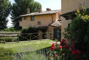 هتل Agriturismo La Torriola