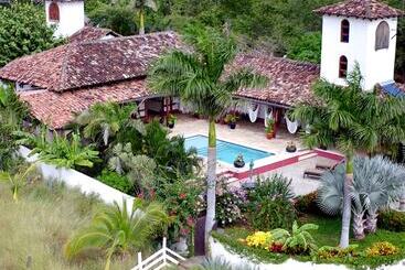 هتل Rancho Chilamate Guest Ranch