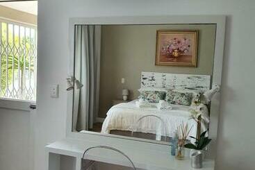 پانسیون Plett57   Self Catering   Room No2