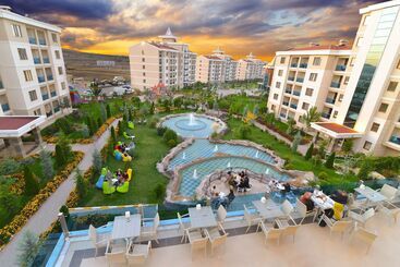 בית מלון כפרי Grand Ozgul Thermal Holiday Village