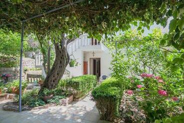پانسیون Rooms Garden