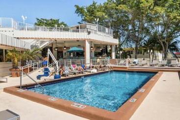 هتل آپارتمان Ft. Lauderdale Beach Resort