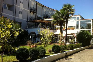Hotel Riviera 3 Stelle Con Piscina E Campo Tennis Gratuiti E Garage A Pagamento