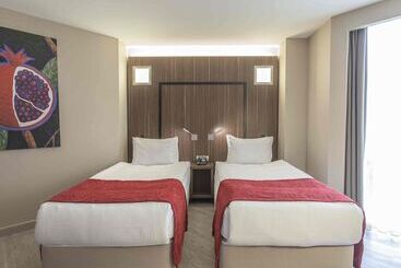 هتل Ramada Encore By Wyndham Izmir