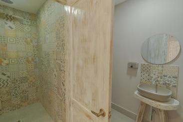 هتل Casa Avelina Boutique Hostel