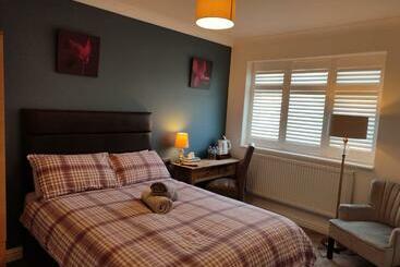 Pension Room In Guest Room   Apple House Wembley