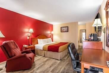 فندق على الطريق Econo Lodge Inn & Suites