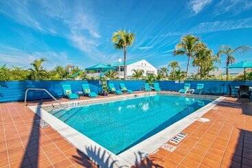 فندق على الطريق Latitude 26 Waterfront Resort And Marina