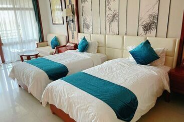 هتل Ramada By Wyndham Wanning Resort
