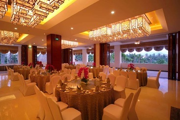 هتل Ramada By Wyndham Wanning Resort