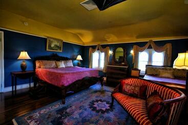 تختخواب و صبحانه The Southern Mansion