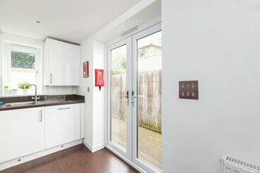 اقامتگاه Sunny Terrace By Kasar Stays