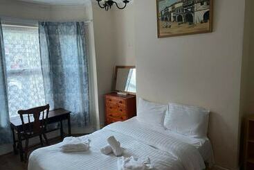 اقامتگاه Homely 4 Bed House In Manchester