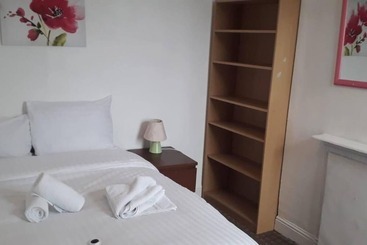 اقامتگاه Homely 4 Bed House In Manchester