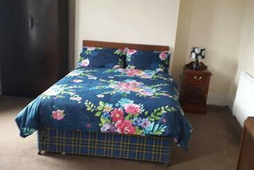 اقامتگاه Grand 4 Bed Quasi Semi House In Manchester