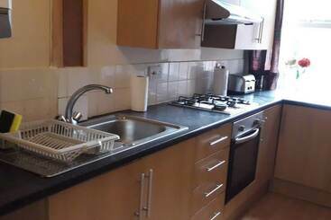 اقامتگاه Grand 4 Bed Quasi Semi House In Manchester