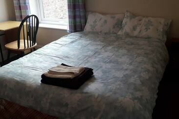 اقامتگاه Grand 4 Bed Quasi Semi House In Manchester
