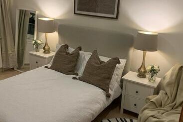 Cheerful 2 Bed Cottage With 2 Free Parking, Leeds