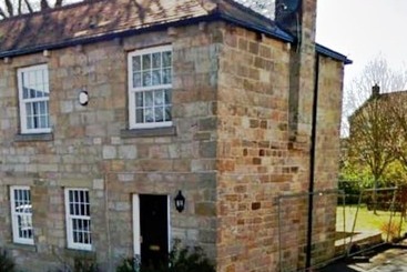 Cheerful 2 Bed Cottage With 2 Free Parking, Leeds