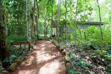 هتل Budongo Eco Lodge