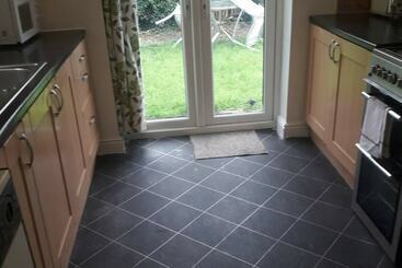اقامتگاه Homely 4 Bed House In Manchester