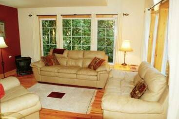 コテージ Snowline Cabin #34   Great English Tudor Style Home With Hot Tub! Now With Wifi!