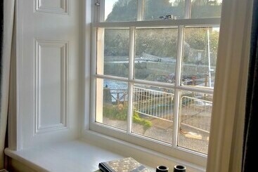 Gorgeous Coastal Cottage For 6 In Charlestown