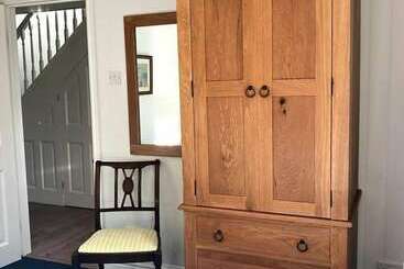 Gorgeous Coastal Cottage For 6 In Charlestown