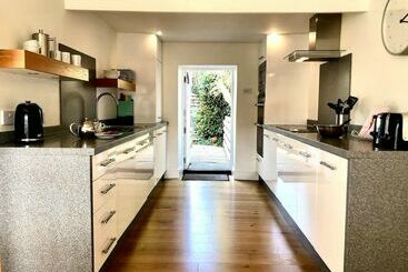 Gorgeous Coastal Cottage For 6 In Charlestown