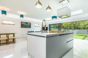 West Sussex Home By The Sea  Great For Goodwood