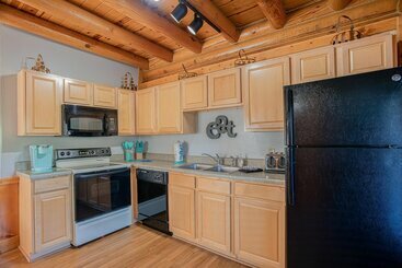Private Hot Tub Table Arcade And High Speed Internet 2 Minutes From The Parkway