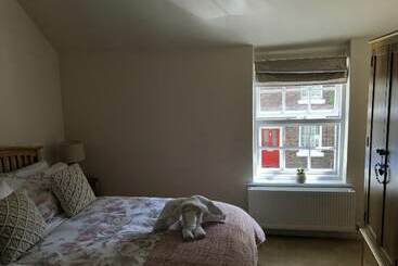 Bramble Cottage With Free Parking