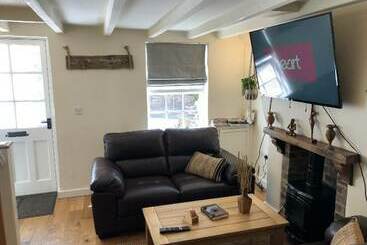 Bramble Cottage With Free Parking