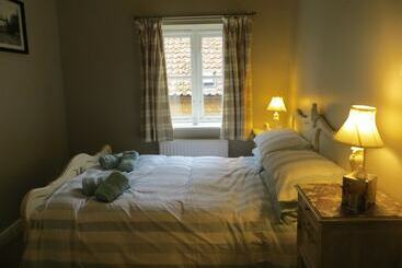 Evelyn Cottage, Charming Cottage Tucked Away