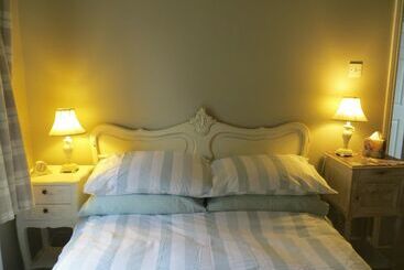 Evelyn Cottage, Charming Cottage Tucked Away