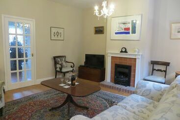 Evelyn Cottage, Charming Cottage Tucked Away