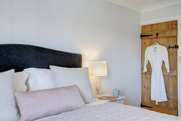 Luxury 1 Bed Cottage With Hot Tub And Log Burner