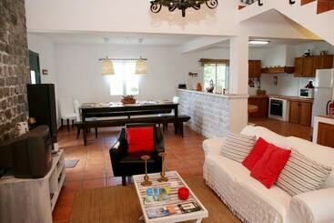 پانسیون Mosteiros Vineyard House