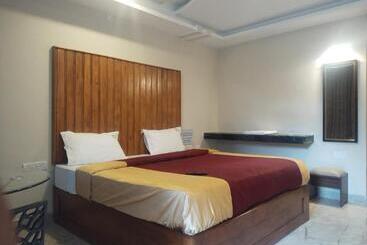 پانسیون Green Park Grand Inn