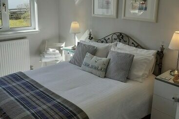 تختخواب و صبحانه The Beach House