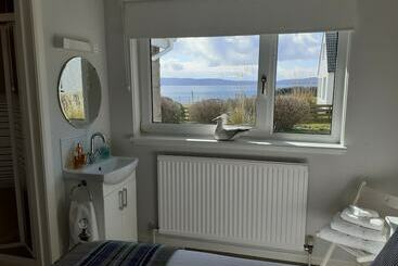 تختخواب و صبحانه The Beach House