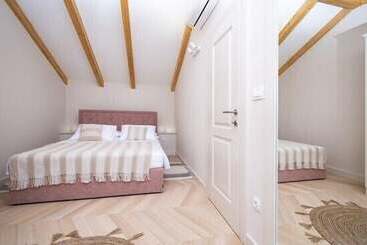Резиденция Charming 3 Bed House In Tribunj