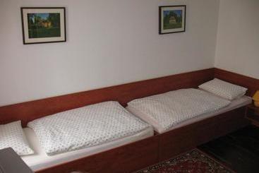 تختخواب و صبحانه Pension Hinz & Kunz