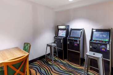 فندق Econo Lodge Inn & Suites