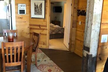 بنسيون Riverside Inn And Cottages