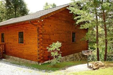 קוטג'' Spruce Lane   2 Bedrooms, 2 Baths, Sleeps 6 Cabin By Redawning