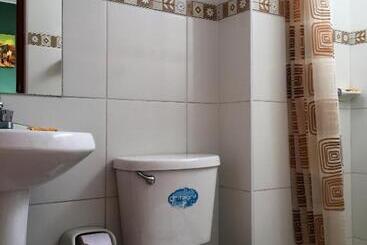 هاستل Hostal Rodinn